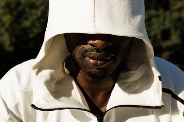 Retrato de um homem negro em um parque da cidade — Fotografia de Stock