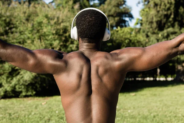 Atletico uomo nero che ascolta musica — Foto Stock