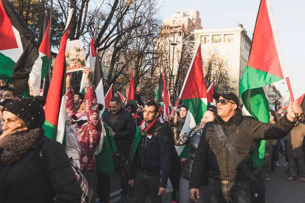 Människor som protesterar mot Israels huvudstad på Jerusalem — Stockfoto