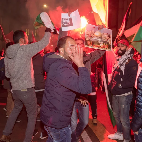 Gente protestando contra Jerusalén capital de Israel —  Fotos de Stock