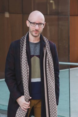 Şık adam Milan erkekler moda haftası poz