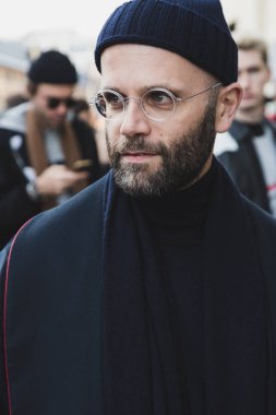 Şık adam Milan erkekler moda haftası poz