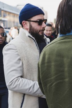 Şık adam Milan erkekler moda haftası poz