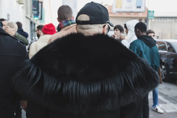 El hombre a la moda posando en Milan Men 's Fashion Week —  Fotos de Stock