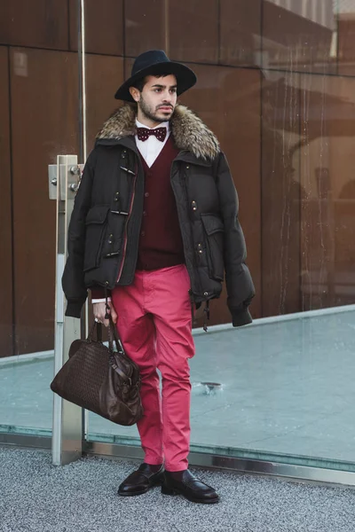 Şık adam Milan erkekler moda haftası poz — Stok fotoğraf
