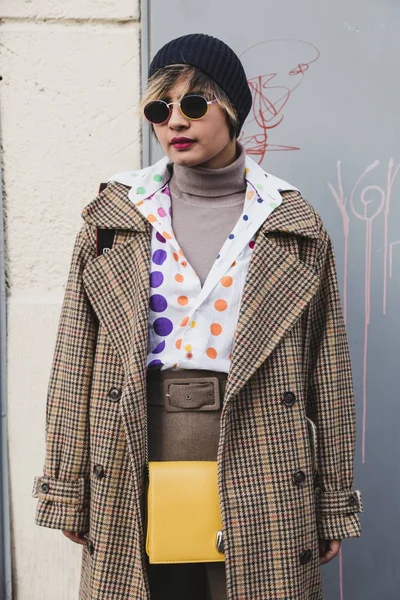 Mulher elegante posando na Semana de Moda Masculina de Milão — Fotografia de Stock