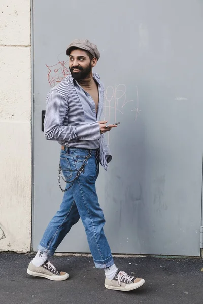 El hombre a la moda posando en Milan Men 's Fashion Week — Foto de Stock