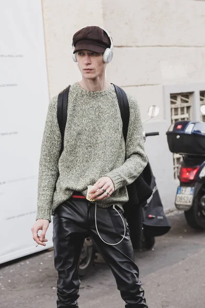 Model Milan erkekler moda haftası poz — Stok fotoğraf