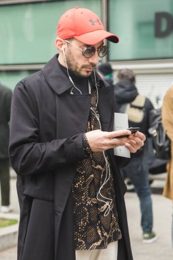 Şık adam Milan erkekler moda haftasında poz