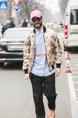 Şık adam Milan erkekler moda haftasında poz