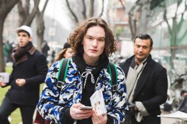 Model Milan erkekler moda haftasında poz
