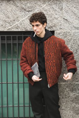 Şık adam Milan erkekler moda haftasında poz