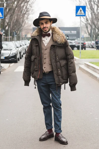 Homem elegante posando durante a Semana de Moda Masculina de Milão — Fotografia de Stock
