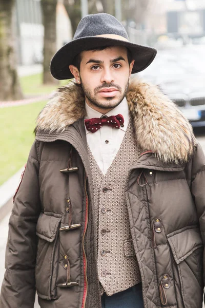 El hombre a la moda posando durante la Semana de la Moda de Milán Hombres — Foto de Stock