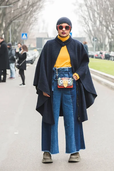 Modieuze vrouw die zich voordeed tijdens de mannen van de Milan Fashion Week — Stockfoto