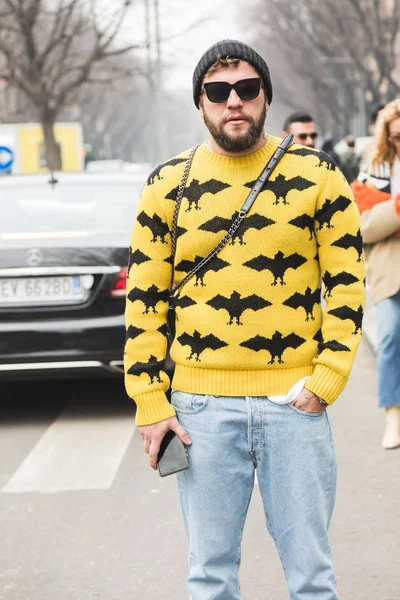 Homme à la mode posant pendant la Fashion Week de Milan — Photo