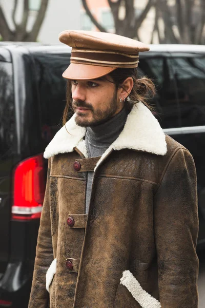 Homem elegante posando durante a Semana de Moda Masculina de Milão — Fotografia de Stock