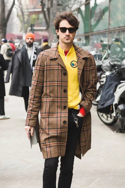 El hombre a la moda posando durante la Semana de la Moda de Milán Hombres —  Fotos de Stock
