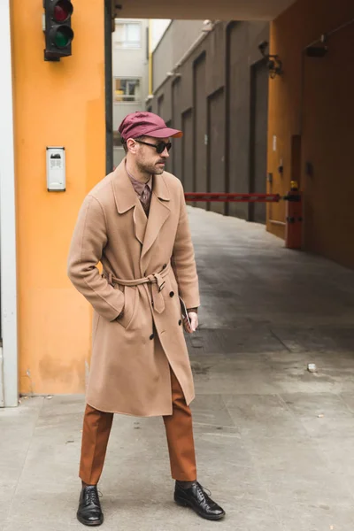 Fashionabla man poserar under Milano mäns Fashion Week — Stockfoto