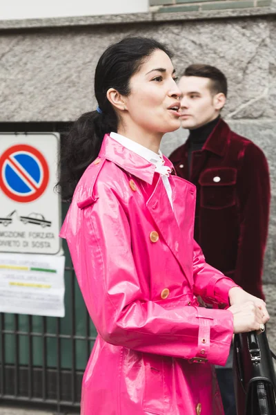 Moderní žena pózuje během týdne módy Miláně mužů — Stock fotografie