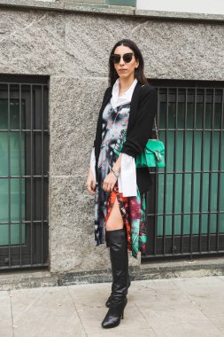 Milan erkekler moda haftasında poz moda kadın