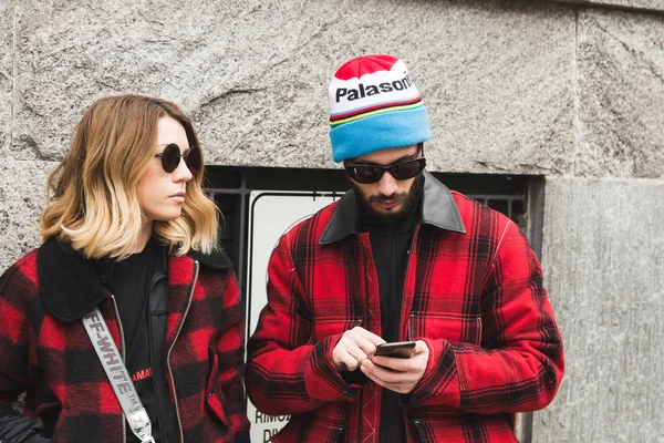 Pessoas na moda posando durante a semana de moda masculina de Milão — Fotografia de Stock