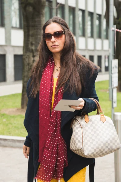 Модная женщина позирует во время Недели моды в Милане — стоковое фото