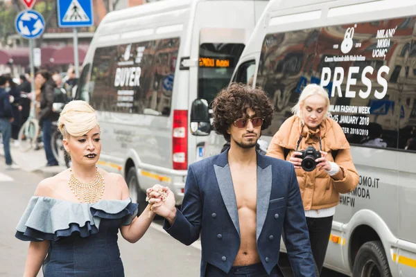 Modieuze mensen poseren tijdens de mannen van de Milan Fashion Week — Stockfoto
