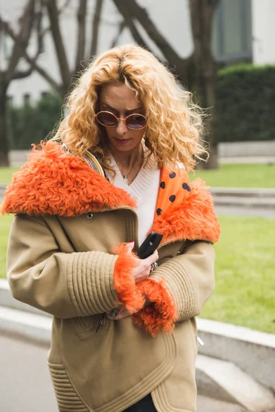 Femme à la mode posant pendant la Fashion Week Milan hommes — Photo