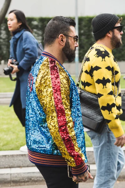 Μοντέρνα άνθρωποι που παρουσιάζουν κατά τη διάρκεια της εβδομάδας μόδας του Μιλάνο ανδρών — Φωτογραφία Αρχείου