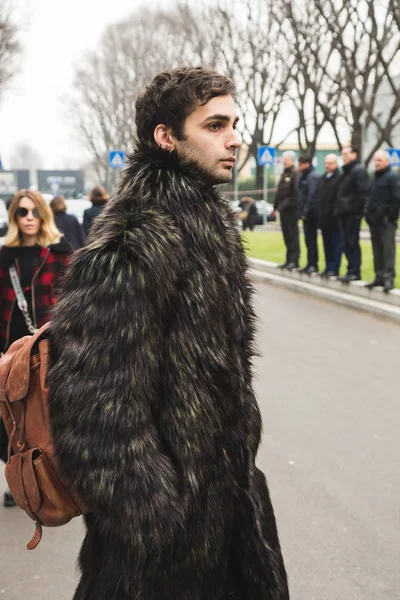 Uomo alla moda in posa durante la settimana della moda maschile di Milano — Foto Stock