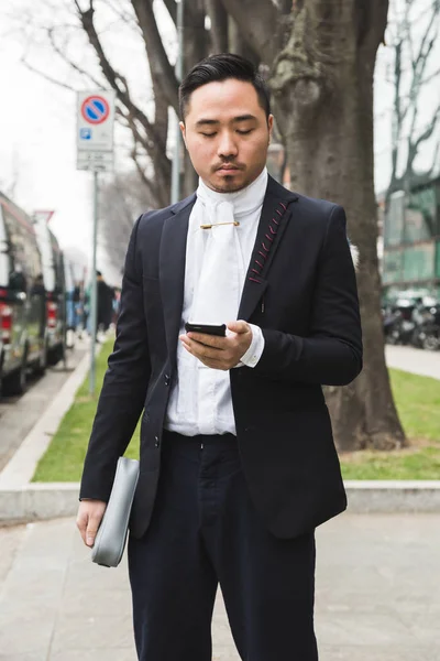 Homem elegante posando durante a Semana de Moda Masculina de Milão — Fotografia de Stock