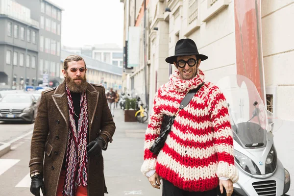 Módní lidí představuje během týdne módy Milán Pánské — Stock fotografie