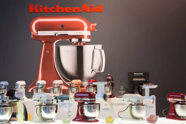 KitchenAid mixers tentoongesteld in Homi 2018 staan — Stockfoto