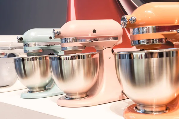 Mezcladores de pie KitchenAid en exhibición en HOMI 2018 — Foto de Stock