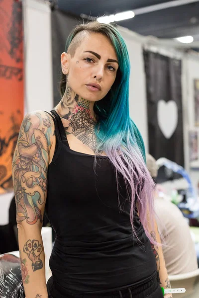 Dziewczyna piękna tattoed na Mediolan tatuaż Konwencji 2018, Włochy — Zdjęcie stockowe