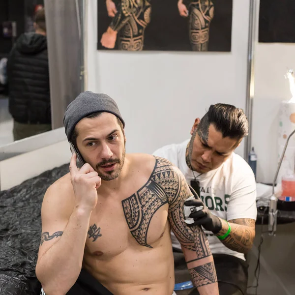 Tattoer at Milan Tattoo Convention 2018, Italy — Stock Photo, Image