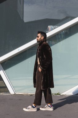 Hint delikanlı bir kentsel bağlamda poz