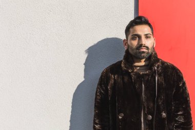 Hint delikanlı bir kentsel bağlamda poz