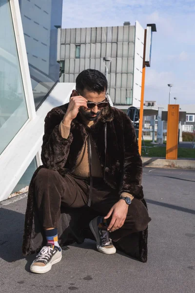 Jovem indiano posando em um contexto urbano — Fotografia de Stock