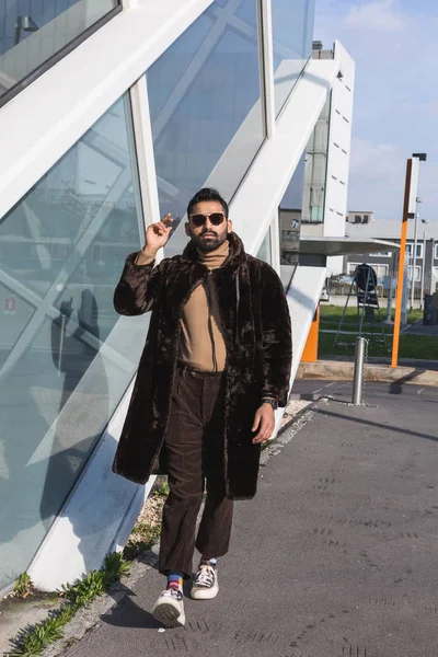 Giovane uomo indiano in posa in un contesto urbano — Foto Stock