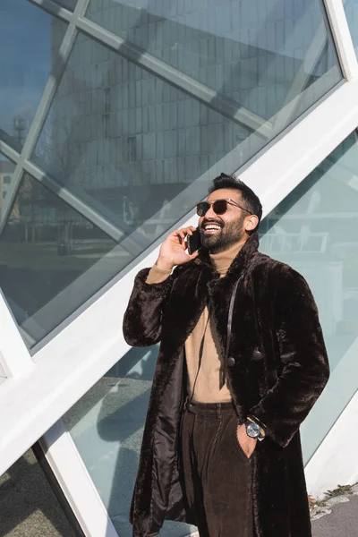 Jeune homme indien parlant au téléphone — Photo