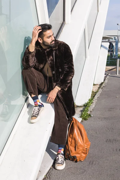 Junger indischer Mann posiert im urbanen Kontext — Stockfoto