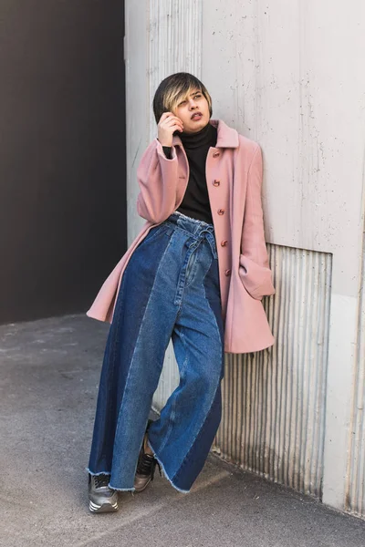 Mulher indiana jovem posando em um contexto urbano — Fotografia de Stock