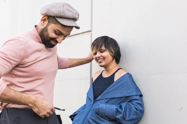 Indian couple posing in an urban context — Stock Photo, Image