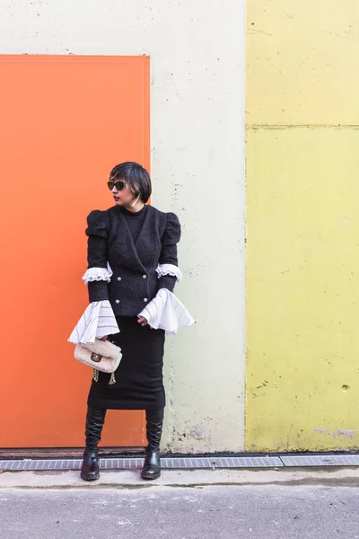 Indian woman posing in an urban context — Stock Photo, Image