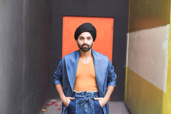 Young Indian man posing in an urban context — Stock Photo, Image