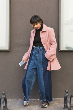 Genç Hintli kadın kentsel bir bağlamda poz