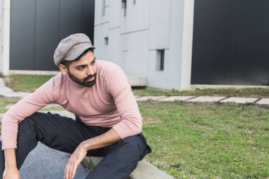 Hint delikanlı bir kentsel bağlamda poz