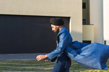 Hint delikanlı bir kentsel bağlamda poz